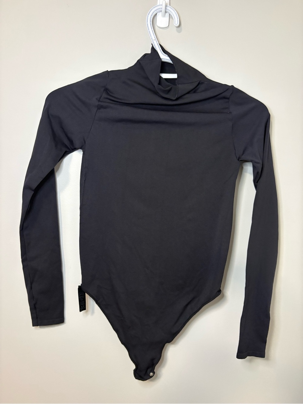 Skims Mock-neck Onyx Black, Seamless Long-sleeve Bodysuit. Snap Bikini Bottom